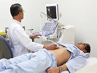 腹部を超音波検査する患者