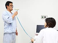 呼吸器の検査をする患者