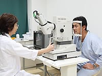 眼底検査をする患者
